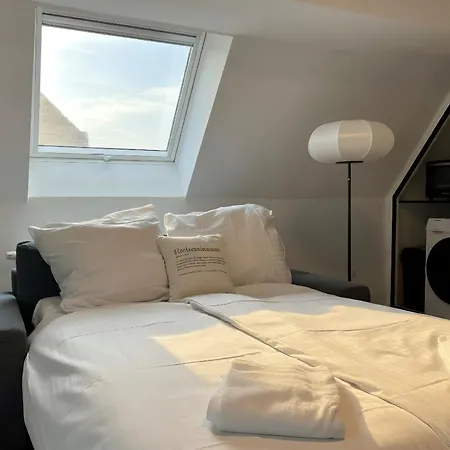 Top-floor Hideaway For Two In Karlsruhe-mühlburg - Apolonialiving - Apt3 Apartamento